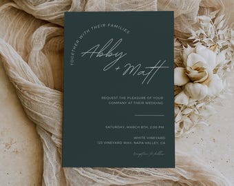 Könnte beinhalten: Eine dunkelgrüne Hochzeitseinladung mit weißem Schrifttext. Die Einladung lautet "Abby + Matt" und enthält Details für die Hochzeitszeremonie. Die Einladung befindet sich vor einem neutralen Hintergrund mit floralen Akzenten.