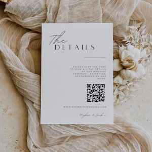 Peut inclure: Une carte blanche avec du texte noir qui dit "The Details". La carte contient un code QR et le texte "Veuillez scanner le code pour voir tous les détails de notre mariage, cérémonie, réception, hébergement et plus encore". Sous le code QR se trouve le texte "www.thewhitewedding.com" et "Meghan & Jack".