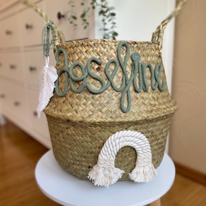 Personalisierter Aufbewahrungskorb mit Makramee Blatt & Regenbogen, Seegras Korb, , Kinderzimmer Dekoration
