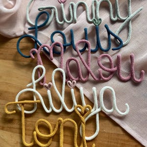 Namensschild Kinderzimmer / Schriftzug aus Wolle / personalisierter Schriftzug aus Draht und Wolle