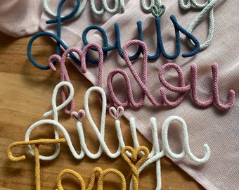 Namensschild Kinderzimmer / Schriftzug aus Wolle / personalisierter Schriftzug aus Draht und Wolle