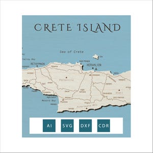 Può includere: Una mappa digitale dell'isola di Creta con una massa terrestre color legno chiaro su uno sfondo azzurro uniforme. La mappa include etichette per città, montagne e baie, con il testo AI, SVG, DXF e CDR visualizzato in quattro riquadri blu.