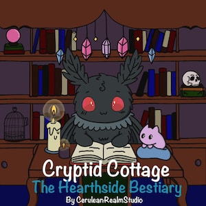 Puede incluir: Ilustración de una criatura gris oscura con forma de polilla y ojos rojos, sentada sobre un libro abierto. La imagen presenta un escritorio con velas, una jaula y una estantería llena de libros. Se muestra el texto "Cryptid Cottage" y "The Hearthside Bestiary".