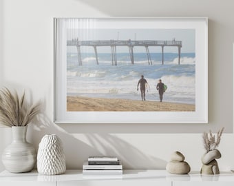 Arte mural sin marco de Surfistas en la playa / Decoración costera para el hogar, Póster de viaje inspirado en el surf, Impresión fotográfica de vida en la playa