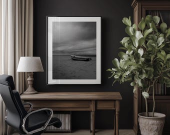 Lámina de barco en blanco y negro en la playa / Póster de viaje costero con ambiente melancólico, arte mural monocromático, decoración del hogar sin marco, fotografía inspirada en la playa.