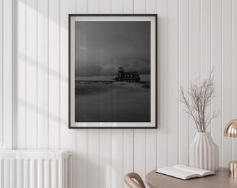 Fotografía de viaje en blanco y negro de la estación de vida de Oregon Inlet / Impresión costera melancólica, Outer Banks Art