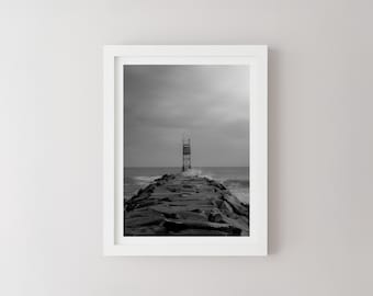 Póster de viaje "Día nublado en el embarcadero"/Arte mural para casas de playa, impresión fotográfica en blanco y negro, decoración costera para el hogar.