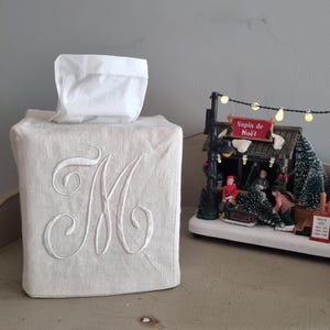 Protège boite à mouchoir brodé en drap ancien écru