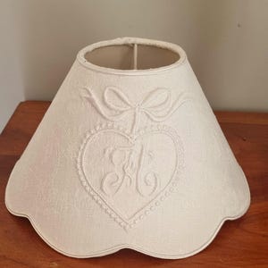 Abat jour en serviette ancienne damassé avec cœur et initiale Brodé.