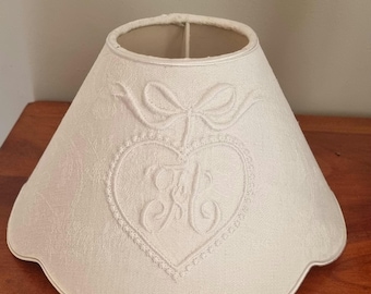 Abat jour en serviette ancienne damassé avec cœur et initiale Brodé.