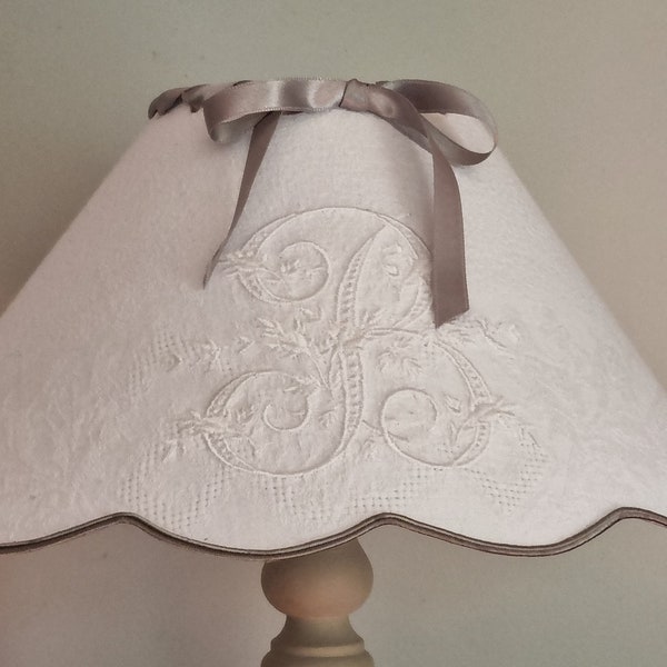 Pantalla de lámpara con monograma bordado en servilleta vieja y cinta