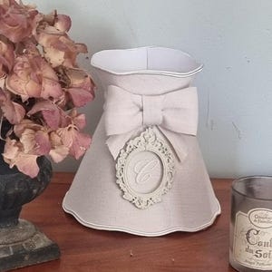 Mini-Lampenschirm im gustavianischen Stil mit gesticktem Medaillon
