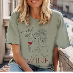 Conception de chemise drôle de maman, maman a besoin de vin PNG, sublimation PNG pour T-shirts, clipart amateur de vin, chemise fête des mères PNG, téléchargement numérique
