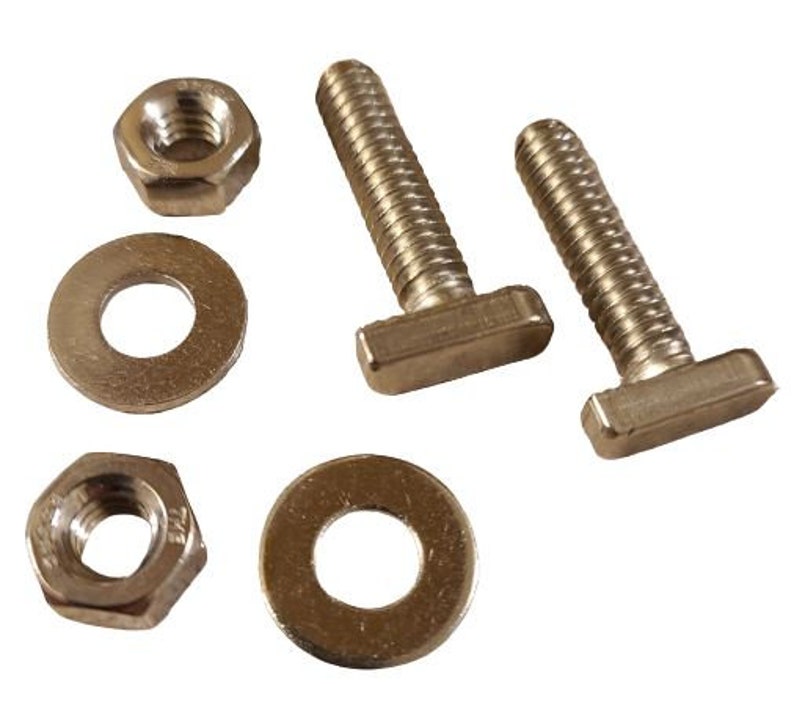 Pode incluir: Dois conjuntos de porcas em T de metal dourado com parafusos e arruelas. As porcas em T t&ecirc;m forma quadrada com um furo roscado no centro. Os parafusos s&atilde;o rosqueados e t&ecirc;m uma cabe&ccedil;a hexagonal. As arruelas s&atilde;o redondas e t&ecirc;m um furo no centro.