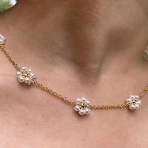 Gold Daisy Necklace, Minimalist Flower Choker, Stainless steel choker