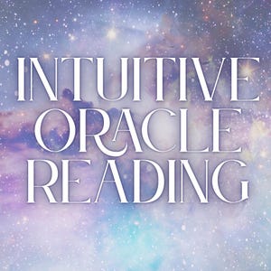 Puede incluir: Imagen con un fondo celestial de azules, morados y estrellas blancas. Las palabras "INTUITIVE ORACLE READING" se muestran en una fuente blanca grande y elegante, centrada en la imagen. La estética general es mística y etérea.