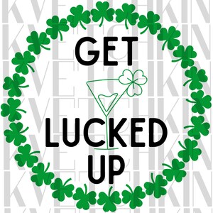 Puede incluir: Una corona de trébol verde con el texto "GET LUCKED UP" y una copa de martini con un trébol en la parte superior.