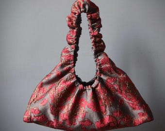 Roter Akzent - Geraffte Jacquard-Umhängetasche in Rotem Blumenmuster