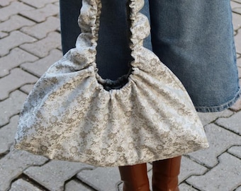 Ivory Garden – Geraffte Brokat Umhängetasche in Weiß & Salbeigrün