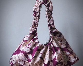 Plum State – Geraffte Jacquard-Umhängetasche in Pflaume & Gold