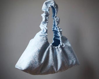 Soft Code - Umhängetasche aus Jacquard mit Rüschen in Hellblau