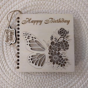 Cartão de feliz aniversário de madeira cortado a laser, design de borboleta e floral, cartão de felicitações gravado, presente de aniversário de madeira, cartão de aniversário de madeira gravado a laser