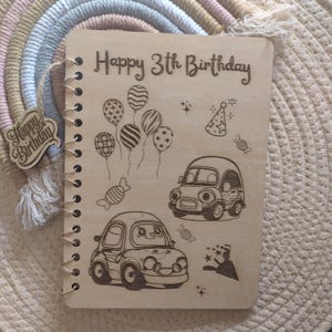 Carte d'anniversaire personnalisée en bois pour le 3e anniversaire, carte d'anniversaire gravée au laser pour tout-petit, carte d'anniversaire en bois A5 pour enfants, carte d'anniversaire sur le thème de la voiture