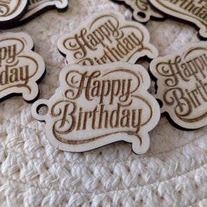 Étiquettes « Joyeux anniversaire » en bois découpées au laser – Étiquettes pour cadeaux gravées – Mini étiquettes rustiques pour cartes et cadeaux – 4,5 x 3 cm – Bois naturel
