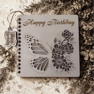 Carte de joyeux anniversaire en bois découpée au laser, motifs papillons et floraux, carte de voeux gravée, cadeau d'anniversaire en bois, carte d'anniversaire en bois gravée au laser