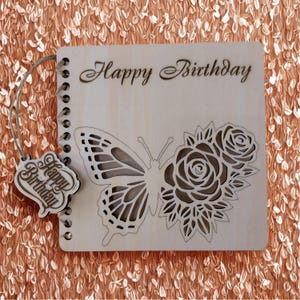 Carte de joyeux anniversaire en bois découpée au laser, motifs papillons et floraux, carte de voeux gravée, cadeau d'anniversaire en bois, carte d'anniversaire en bois gravée au laser