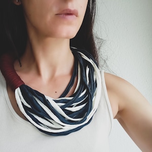 Statement stoffen ketting: dikke, meerlaagse textielsieraden, nautische ketting