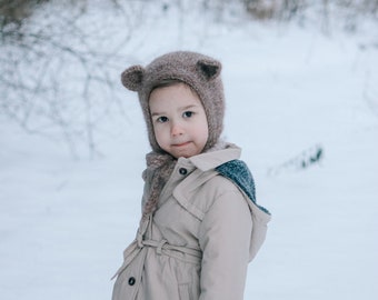 Gorro Bebé Hecho a Mano con Lindo Detalle de Osito en Alpaca y Seda Marrón Natural