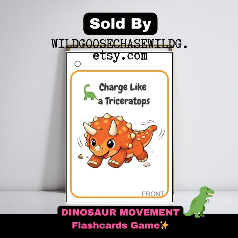 K&ouml;nnte beinhalten: Eine wei&szlig;e Karteikarte mit einer Cartoon-Illustration eines Triceratops und dem Text "Charge Like a Triceratops". Die Karte ist Teil eines "Dinosaurier-Bewegungs-Karteikarten-Spiels". Der Name des Etsy-Shops des Verk&auml;ufers wird oben angezeigt.