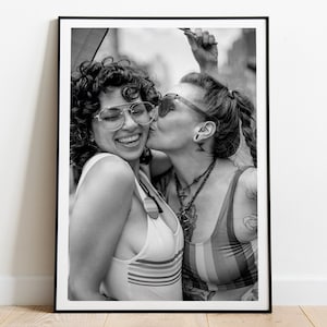 Impresión lésbica, póster de beso, foto en blanco y negro, arte lésbico, impresión romántica, pareja de lesbianas, arte WLW, impresión sáfica, arte mural lésbico