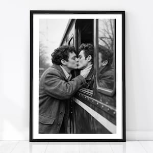 Tryck med kyssar från homosexuellt par, svartvitt fotografi, romantisk queer väggkonst, vintageinredning