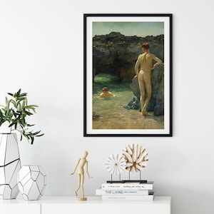 Op de afbeelding: Ingelijste kunstdruk met een klassieke sc&egrave;ne van twee figuren aan de waterkant. E&eacute;n figuur staat op een rotsachtige oever, terwijl een ander in het heldere water zwemt. Het kunstwerk speelt zich af in een natuurlijke kustomgeving.