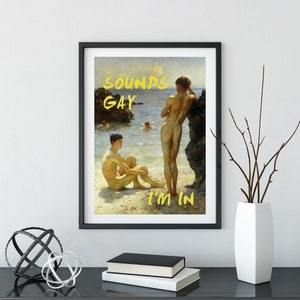 Pode incluir: Uma impress&atilde;o emoldurada de uma pintura que retrata dois homens numa praia. Os homens est&atilde;o nus e a pintura &eacute; de estilo realista. O texto "SOUNDS GAY I'M IN" est&aacute; escrito em amarelo na impress&atilde;o.