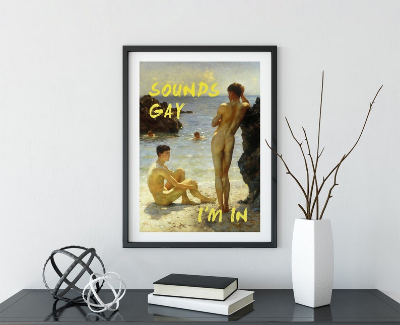 Pode incluir: Uma impress&atilde;o emoldurada de uma pintura que retrata dois homens numa praia. Os homens est&atilde;o nus e a pintura &eacute; de estilo realista. O texto "SOUNDS GAY I'M IN" est&aacute; escrito em amarelo na impress&atilde;o.