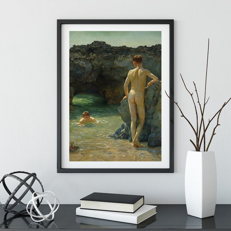 Op de afbeelding: Ingelijste kunstdruk van een klassiek schilderij met twee figuren op een rotsachtig strand. E&eacute;n figuur staat bij het water, terwijl een ander in de zee zwemt. Het kunstwerk is ingelijst in een zwarte rand.