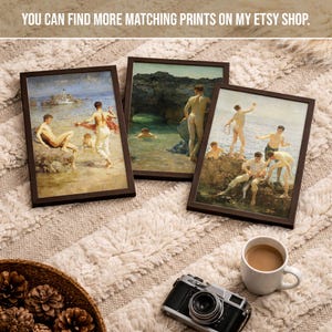 Op de afbeelding: Drie ingelijste kunstdrukken met klassieke schilderijen van figuren aan zee. De frames zijn donkerbruin. De tekst bovenaan luidt: "U KUNT MEER PASSENDE PRINTS VINDEN IN MIJN ETSY SHOP."