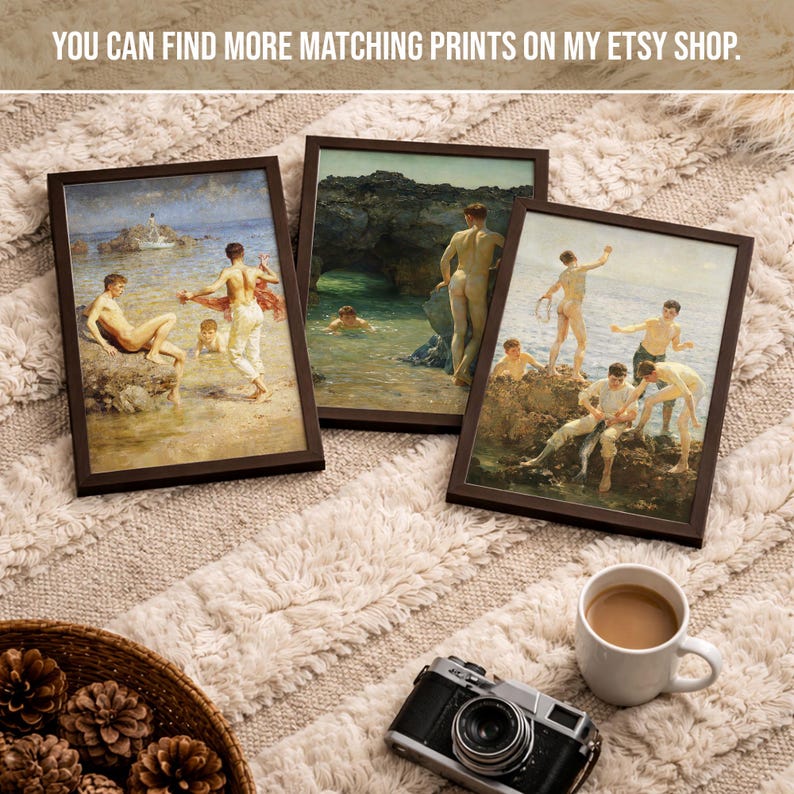 Op de afbeelding: Drie ingelijste kunstdrukken met klassieke schilderijen van figuren aan zee. De frames zijn donkerbruin. De tekst bovenaan luidt: "U KUNT MEER PASSENDE PRINTS VINDEN IN MIJN ETSY SHOP."