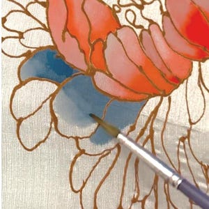 Komplettes Set: Vorgezeichneter Seidenschal zum Bemalen – stärkt euer Selbstvertrauen mit einem vorgezeichneten Pfingstrosen Design in Permanent Gutta. Bastelset.Vorbestellung