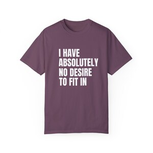 No tengo absolutamente ningún deseo de caber en camisa, camisa divertida, camisa introvertida, camisa inconformista, regalo para amigo, imagen 2
