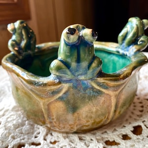 Vintage Majolica Sitting Frog Lily Pad Planter Bowl Flower Green Pottery Signed