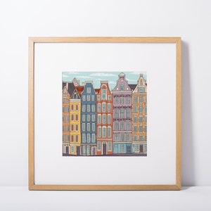 Pu&ograve; includere: Un'illustrazione incorniciata di una fila di case colorate con diversi stili architettonici. Le case sono dipinte in tonalit&agrave; di giallo, blu, rosa e arancione, con finiture e finestre bianche. L'illustrazione &egrave; posizionata su uno sfondo di cielo azzurro con nuvole bianche.