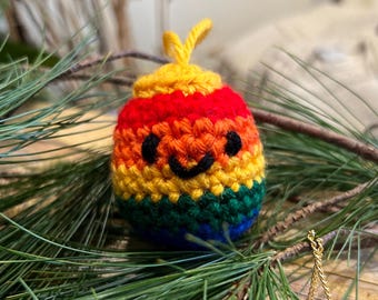 Adorno de ganchillo hecho a mano con el símbolo del Orgullo Arcoíris – Decoración navideña para el árbol de Navidad