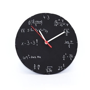 Könnte beinhalten: Eine schwarze Wanduhr im Tafelstil mit weißen mathematischen Gleichungen und Formeln. Die Zeiger sind weiß mit einem roten Sekundenzeiger. Die Uhr ist rund.