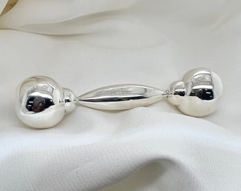 Chocalho elegante banhado a prata para bebês, uma lembrança perfeita.