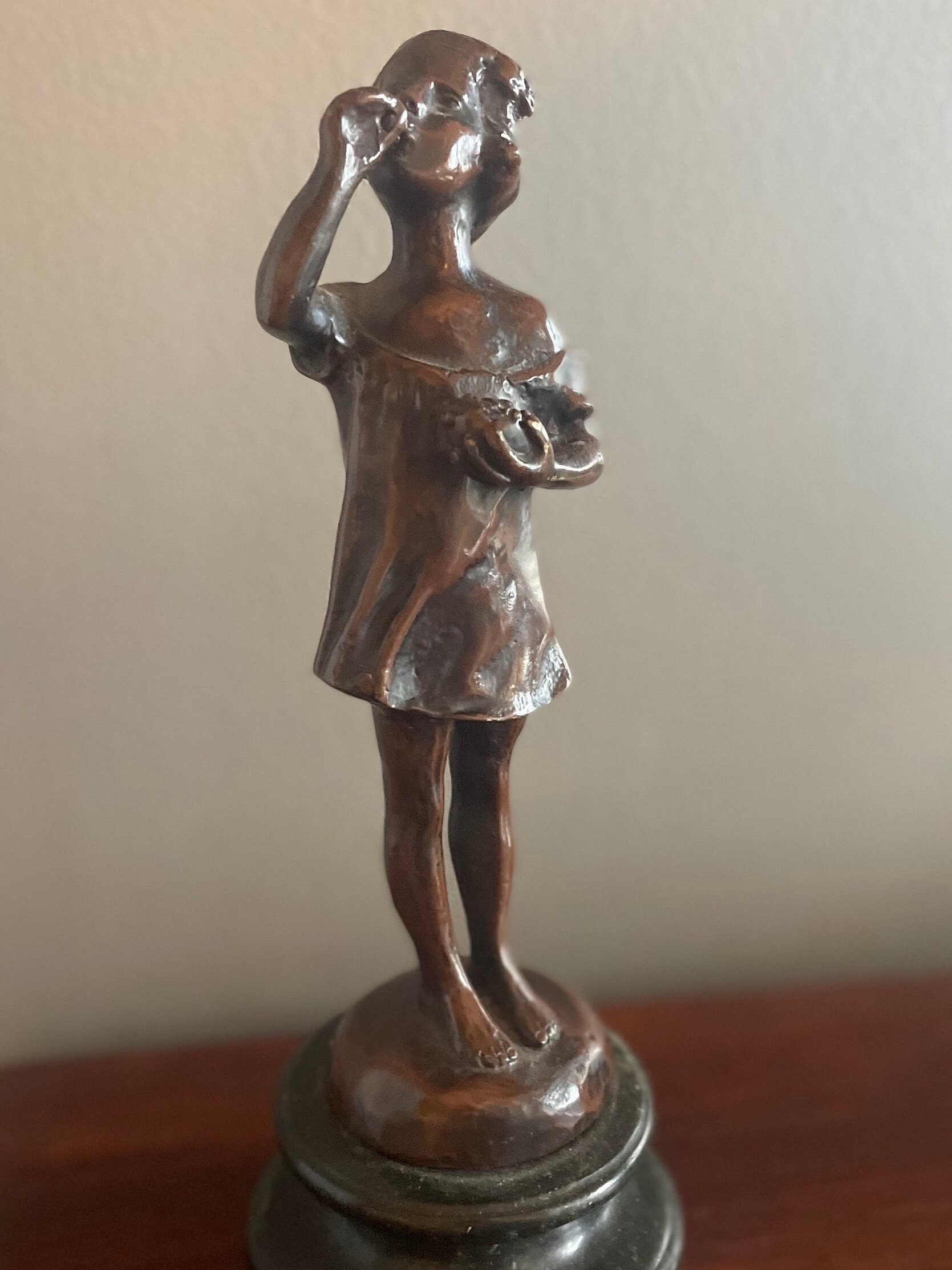 大理石の台座に取り付けられた、美しいヴィンテージのブロンズ像の少女