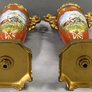 K&ouml;nnte beinhalten: Paar antike Porzellanvasen mit goldenen Akzenten und bemalten Blumen- und Landschaftsmotiven. Die Basen sind achteckig und haben eine goldene Oberfl&auml;che.